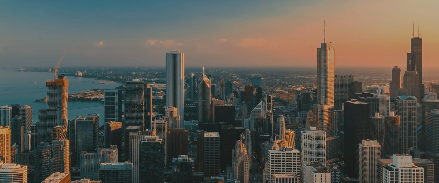 Foto: Skyline einer Großstadt in der Morgendämmerung