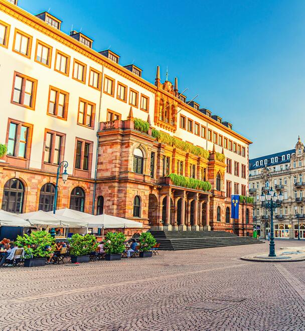 Foto: Rathaus Wiesbaden bei Sonnenschein