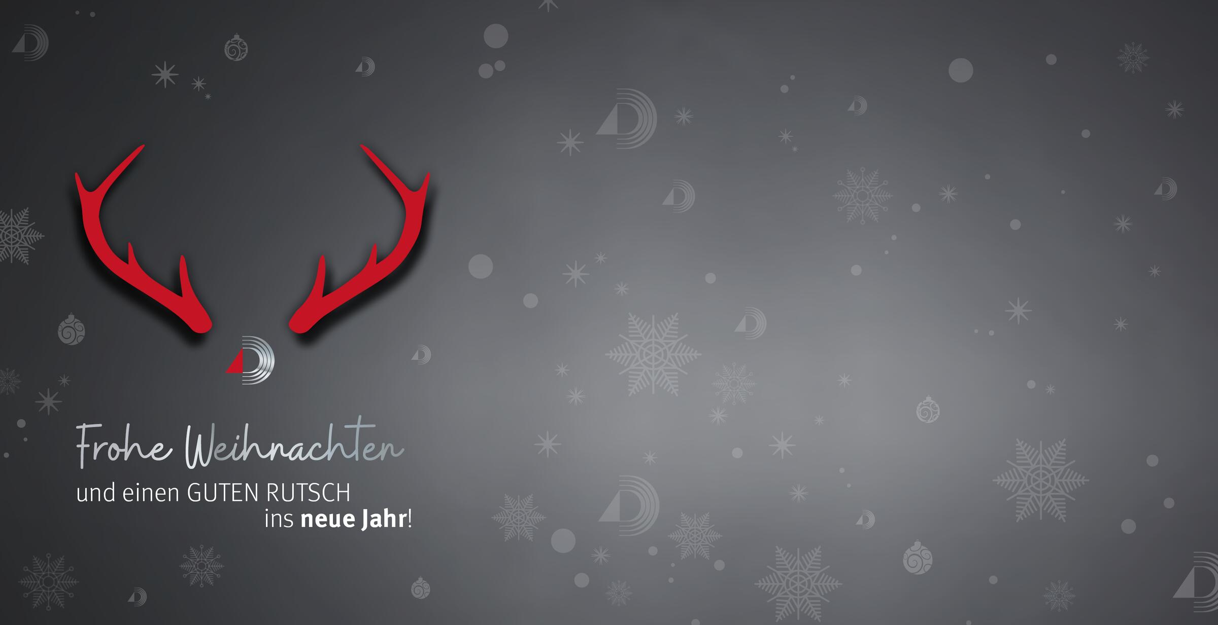 Foto: Prof. Christoph Hell lehnt an einem dunkelgrauen Mauervorsprung vor dunkelgrauem Hintergrund, Blick nach vorne 